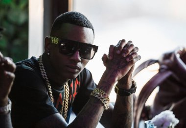 Moskova - 27 Mart, 2015: popüler Amerikalı rap şarkıcısı Soulja boy röportaj. Mikrofon adamı görüşmelerde şık siyah dövme.