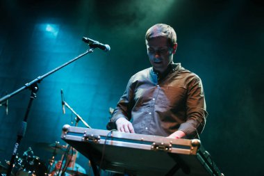 Moskova - 7 Eylül, 2016: büyük rock müzik konseri Kirpichi grubu. Gece kulübünde sahnede canlı programı oynarken gitarist.