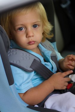 onların hafta parkta bir aydınlık yaz günde zevk mutlu bir aile. anne & oğul baba onun dslr fotoğraf makinesi ile fotoğraf alıyor iken eğleniyor