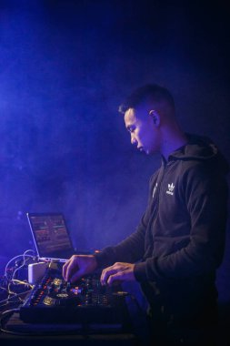 Moskova - 30 Kasım, 2016: Asya Dj çocuk karışımı dijital müzik show gece kulübünde yerli enstrümanlar Traktor Dj Scrath karıştırma Apple Macbook Pro üzerinde yüklü yazılım Pro. Disk jokey konser sahne gece kulübü