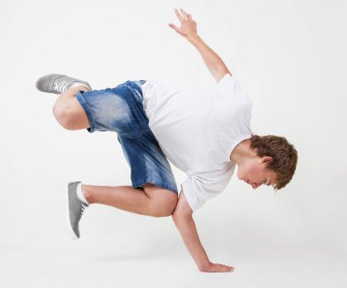  beyaz zemin üzerine gencin bboy eğitim