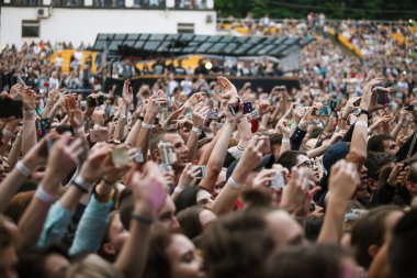Moskova - 2 Haziran, 2016: büyük konser kalabalık açık yaz müzik festivali. Pek çok gencin el sallamak ve hip hop şarkıcısı L'One konser üzerine şarkı. Sahne Alanı'ndan kalabalık dans pistinde görüntülemek