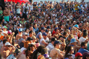 Odessa, Ukrayna-21 Ağustos, 2017:Summer festival kalabalık Sahil partisi. Gençlerin büyük seyirci zevk gençlik olay Zgames Black Sea beach