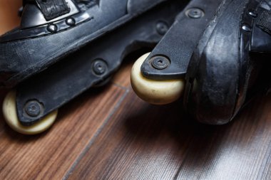 Bir çift siyah agresif rulman ağızları aşırı paten için. Düşük profiile üretan jantlar ve demiryolu, çıkıntı ve rampa üzerinde havaya siçra çerçeveler üzerinde bilemek için eziyet blok ile. Ön tekerlek üzerinde odaklanmak