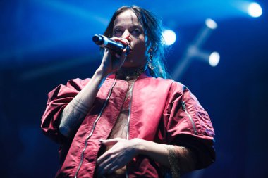 Popüler Ukraynalı dansları ve performans alanı Moskova gibi parti gibi Fm tarafından 25 Eylül, 2016 üzerinde barındırılan gece kulübünde sahneye şarkıcılar Quest tabanca Show