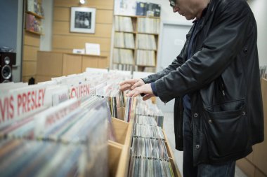 Moskova - 25 Şubat, 2017: vinil toplama satışında büyük audiophile Nota.Hi-fi ses ekipmanları mağaza ses meraklıları için. Eski pikap vinil kayıtlar, müzik ile klasik analog disk. Hipster vinyls kayıtları