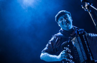 Moskova - 21 Şubat 2015: Billys Band Rock konseri müzik salonunda. Ünlü blues ve rock ve roll grubu canlı sahne alanı'nda ayarla gerçekleştirme.