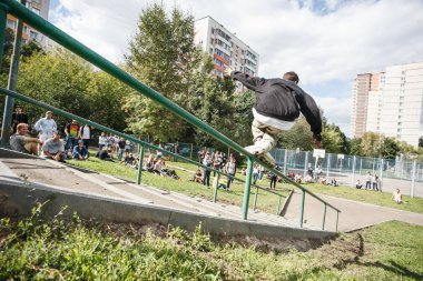 Moskova - 15 Ağustos, 2015: açık saldırgan rollerbladers tamamlama S3t Yarışması. Genç patenci adam Küpeşte üzerinde paten bileme.
