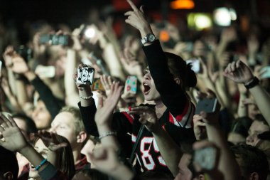 Moskova - 20 Ekim, 2016: kalabalık danceflloor gece kulübünde. Gece kulübü gösterisinde büyük canlı müzik.