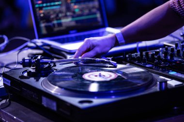 Kiev-11 Temmuz 2018: Hip hop dj çizikler vinil kayıtlar retro Technics Sl 1210 ile yaz Müzik Festivali Bazar tablo oyuncu açın. Konser Sahne Alanı'nda profesyonel DJ ses ekipmanları