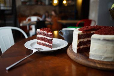 Kırmızı bisküvi kırıntıları tepesi ile lezzetli kremalı pasta kafede servis. Fırın ürün. Lezzetli İtalyan restoran tatlı gıda menü arka plan