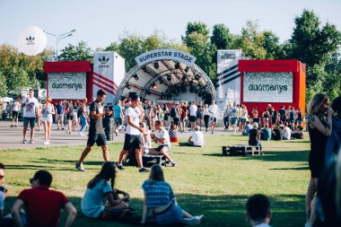 Moskova - 8 Ağustos, 2015: Festivali ve dantel 2015 Faces ünlü Gorki Park adlı gerçekleşti ve markalar yüzlerce ve binlerce genç toplandı