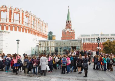 Moskova-3 Ekim 2016: dünyanın dört bir yanından gelen birçok turist, Kızıl Meydan ve Kremlin 'i ziyaret etmek için kuyrukta toplandı. Rusya 'da gezi için bir satırda duran insanlar