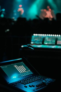 Moskova - 12 Şubat, 2017: profesyonel konser aydınlatma denetleyicisi panelinde gece kulübü. Büyük gece kulübünde partisinde sahne ışığı kontrol etmek için teknisyen Mikser konsol aydınlatma