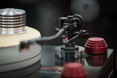 Moskova - 25 Şubat, 2017: büyük pikap vinil kayıtları oyuncu expo bir salonda. Fuar ses meraklıları için hifi ses ekipmanları satışı. Analog tablo vinil ses sistemi açın. El yapımı Merhaba-Fi oyuncu