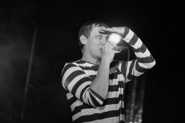 Moskova - 31 Mart, 2016: Rus rap şarkıcısı Vladimir Nigativ 16 ton gece kulübünde müzik albümü Nix Et Nox hediye olarak bilinen Afanasiev