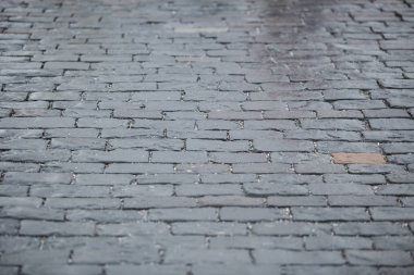 Moskova, Rusya-21 Ocak 2017: kırmızı kare Simgesel Yapı, turistler arasında popüler. Siyah kaba taş yol. Odak eski tuğla