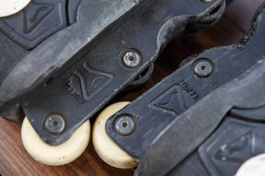 Moskova - 23 Mart, 2017: agresif inline paten aşırı paten için. Kullanılan ve inç - line paten buz pateni dublör için çizik: eziyet raylar, çıkıntıları ve hileler skate park havada atlama