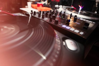 Pikap dj vinil plak çalar ve ses denetleyicisi karıştırma. Analog ve dijital ses teknolojisi Dj müzik çalmak için. Yakın, makroyu profesyonel stüdyo, konser, olay için disk jokey donatımın ayarlama