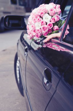 çiçekli bir arabada oturan bir gelin eli