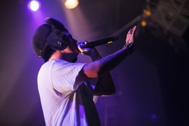 Moskova - 2 Eylül, 2016: büyük hip hop konser rapçi Yung yalın gece kulübü. Ünlü rap şarkıcısı sahnede şarkı söylüyor.