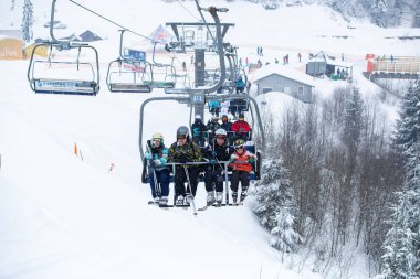 Bukovel, Ukrayna - 19 Mart, 2018: sandalye Asansör kayakçı ve Snowboard düşkünleri kış tatil için. Etkin turistler üzerinde snowboard binmek için Asansör ve kayaklar Bukovel Winter Park Karpat Dağları