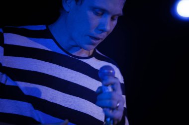 Moskova - 31 Mart, 2016: Rus rap şarkıcısı Vladimir Nigativ 16 ton gece kulübünde müzik albümü Nix Et Nox hediye olarak bilinen Afanasiev