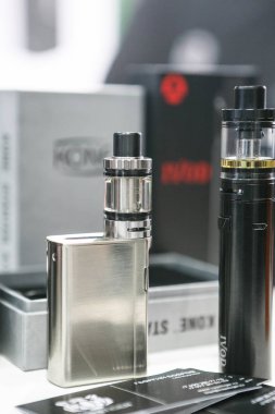 Moscow - 9 Aralık, 2016: Uluslararası Vape Expo. Popüler vaper aygıt mod. Parçaları modern Buharlaştırıcı e-cig aygıt, yedek parça için yükseltme. Yeni aygıt modeli, mikro bobin clearomizer. Nikotin Sigara İçilmeyen bıraktın, vaping güvenli ecig vape, ejuice başlamak