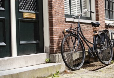 Retro tarzı bisiklet house Amsterdam City yakınındaki Park etmiş. Hollanda'da sağlıklı kentsel ulaşım. Vintage bisiklet büyük tekerlekler ile