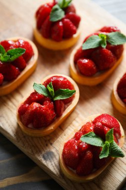 Lezzetli tartı üstüne nane yaprakları ile hizmet taze çilek ile deneyin. Tatlı taze Pastane Cafe ye. İtalyan pasta Restoran Menü