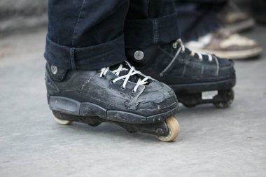 Moskova - 25 Mart, 2017: agresif inline paten aşırı skatepark içinde buz pateni için. Raylar, çıkıntıları eziyet ve rampalar üzerinde havaya siçra için özel satır içi silindir bot yapılan