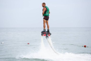 Odessa, Ukrayna-21 Ağustos, 2017:Modern hydroflyer kurulu. Genç adam jetski tubojet tahtada sürmek. Modern vurgulama kurulu motorlu tekne su tekne için bağlı. Hydroflying su sporları