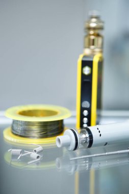 Vape Dükkanı. Modern vaping cihaz bakım ve yükseltme bölümlerinde kapatın. O popualr ecig vaper cihaz satın. Elektronik Sigara İçilmeyen ejuice için aracı. Kutusu mod ve tel