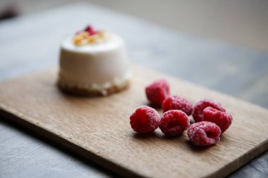 Taze ahududu meyveleri ile lezzetli fincan kek