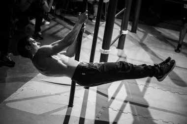 Moskova - 18 Mart, 2017: Cool iş Şampiyonası Arena Tanrılar kapalı spor salonunda dışarı. Genç sporcu iş sorunu yatay çubuklar üzerinde dışarı. Sağlıklı yaşam tarzı aktivite