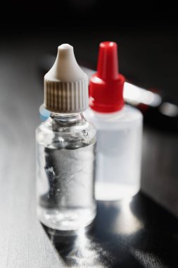 E-cig vaping aygıt Buharlaştırıcı ve kapsayıcılar e-sıvı veya e-suyu ile. Sıvı tütün probilen glicol ve gliserin temel ile tekrar doldur. Metin saydam vape şişe yerleştirin