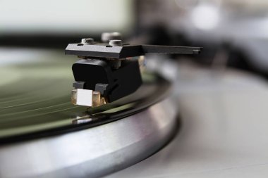 Müzikal vinil kaydı ile pikap oyuncu. Retro Tema.
