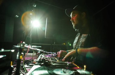 Kiev-4 Temmuz, 2018: dj Panchez gece kulübünde davul ve bas partisi müzik oynuyor. Sahnede profesyonel disk Jocke Mix müzikal parçalar
