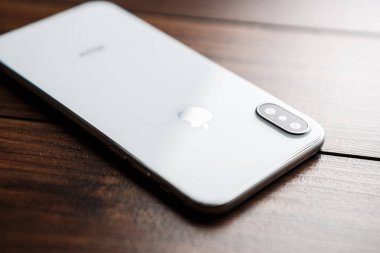 Mariupol, Ukraine-25 Ekim, 2017: Akıllı telefon modeli x yeni iphone. Trendy beyaz iphone 10 modeli. Modern cep telefonu modeli makro. Çift fotoğraf kamera lens arka