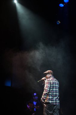 Moskova - 27 Nisan, 2016: Rus hip hop müzik grubu Krec Saint - Peterburgh Yotaspace gece kulübünde üzerinden canlı konser 