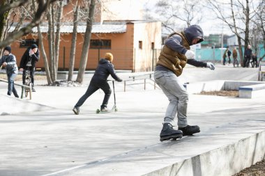 Moskova - 25 Mart, 2017: genç agresif Inline patenci adam eziyet çıkıntının üzerinde aşırı hatlı tekerlekli paten açık skate park sokak skate Yarışması sırasında demiryolu ile