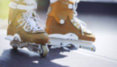 satır içi skater skatepark mekanlarda profesyonel agresif paten giymiş bacaklar 