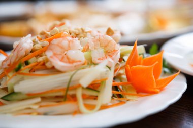Asya salata haşlanmış karides, kereviz, lahana ve fıstık tepesi ile. Geleneksel mutfağı ile Vietnam restoranı lezzetli renkli yemek. Lezzetli ve sağlıklı doğal gıda vitamin ile