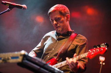 Moskova - 7 Eylül, 2016: büyük rock müzik konseri Kirpichi grubu. Gece kulübünde sahnede canlı programı oynarken gitarist.