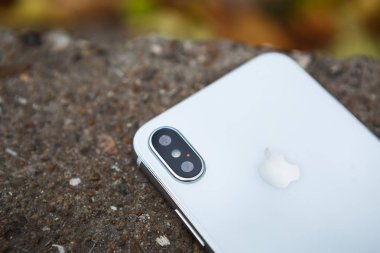 Mariupol, Ukraine-25 Ekim, 2017: Akıllı telefon modeli x yeni iphone. Trendy beyaz iphone 10 modeli. Modern cep telefonu modeli makro. Çift fotoğraf kamera lens arka