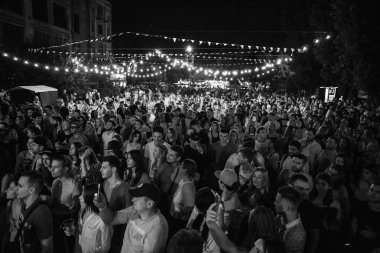 Kiev-11 Ağustos,2018: Yaz festivali Kurazh'ta rahat şezlonglarda dinlenen büyük bir grup genç. Kiev şehrinde gençlik yaşam tarzı ve eğlence 