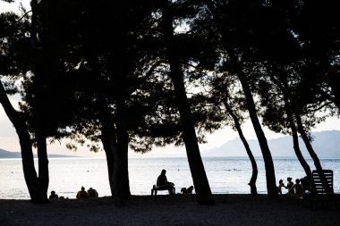 Makarska, Hırvatistan-17 Haziran, 2017: Turistler yaz resort Makarska Riviera Croatia.Popular seyahat hedef Adriyatik Denizi kıyısında zevk silüeti