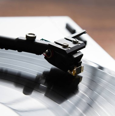 Müzikal vinil kaydı ile pikap oyuncu. Retro Tema.