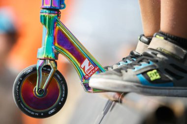 Odessa-25 Ağustos, 2017: Genç çocuk rides tekme scooter üzerinde açık skatepark. Yaz doğa sporları yarışması dışında. Erkek Teen yarışmasında at binme ayaklar