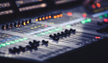 Moskova - 6 Ekim, 2016: vakum ve Mattias oynarken Lindbloom konser Yotaspace gece kulübü sahnede. Teknisyen ve ışıklar teknisyenleri kontrol gösterinin ses. Profesyonel ses ve ışık mikser, konsol karıştırma. Konser ve parti için donatım